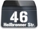 Metzler Hausnummer mit Straßennamen beleuchtet Solar aus Acrylglas in Anthrazit - Hausnummernschild beleuchtet mit LED Beleuchtung mit Dämmerungsschalter Personalisiert mit Wunschtext - 22,7 x 24,2 cm