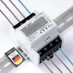 Stromzähler [FLDS100-DR] für Hutschiene mit Tageszählwerk (rückstellbar) und Lastanzeige, Drehstromzähler 100A, 3,9TE, S0, digital LCD beleuchtet (Weiß - M26)